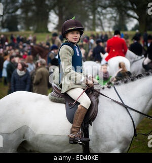 Junges Mädchen 9 10 11 Fahrer auf weißen Pony Pferd Jagd jährliche Boxing Day Treffen der Meynell und Süden Mitarbeiter Jagd in Blethfield Hall, Staffordshire 2014 Stockfoto