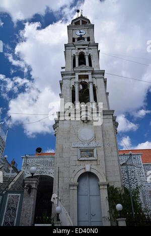 Stadtplatz in Pyrgi, Chios, Griechenland, wird durch das 20. Jahrhundert Pyrgi Kirche mit hoher Glockenturm und Uhr dominiert. Stockfoto