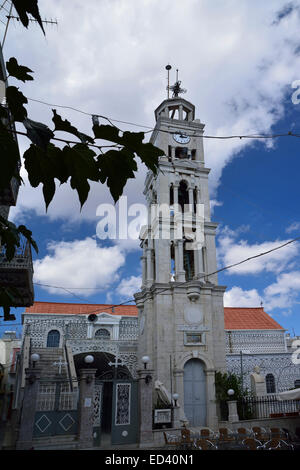 Stadtplatz in Pyrgi, Chios, Griechenland, wird durch das 20. Jahrhundert Pyrgi Kirche mit hoher Glockenturm und Uhr dominiert. Stockfoto