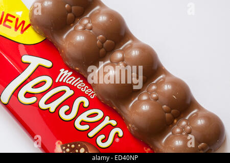 Neue maltesers Schokolade Teaser mit Inhalt auf weißem Hintergrund entfernt - Milchschokolade mit kleinen Nuggets von Wabe Stockfoto