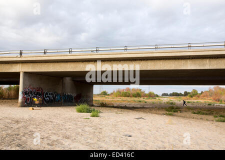 Das ausgetrocknete Flussbett des Flusses Kern aufgrund der laufenden katastrophale Dürre in Kalifornien, USA hinauf. Stockfoto