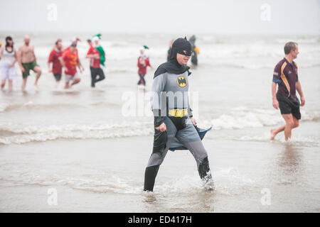 Carmarthenshire, Wales, UK. 26. Dezember 2014. In Pembrey Sands, Cefn Sidan, auf einem sehr kalten, windigen und mit starkem Regen zum 30. Geburtstag der Walross-Dip. Mutige Schwimmer ertragen die Elemente in verschiedenen Fancy Dress Kostüme für einen kurzen Sprung in den eiskalten Gewässern gekleidet. Carmarthenshire, Wales, UK. Bildnachweis: Paul Quayle/Alamy Live-Nachrichten Stockfoto