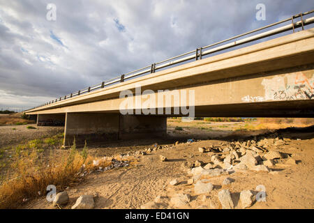 Das ausgetrocknete Flussbett des Flusses Kern aufgrund der laufenden katastrophale Dürre in Kalifornien, USA hinauf. Stockfoto