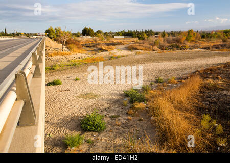 Das ausgetrocknete Flussbett des Flusses Kern aufgrund der laufenden katastrophale Dürre in Kalifornien, USA hinauf. Stockfoto