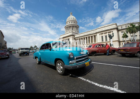 Havanna, Kuba - ca. Juni 2011: Blaue amerikanische Oldtimer führt vor dem Capitolio Gebäude in Centro Habana. Stockfoto
