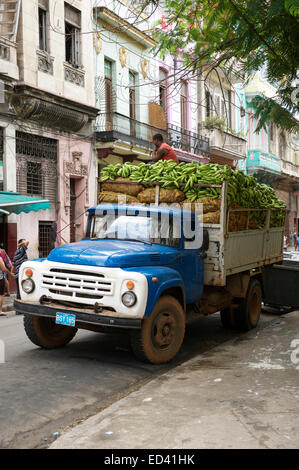 Havanna, Kuba - ca. Juni 2011: LKW liefern Last von grünen Bananen auf Straße in Zentral-Havanna. Stockfoto