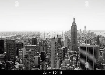 Blick auf Midtown Manhattan New York City Skyline in schwarz / weiß Stockfoto