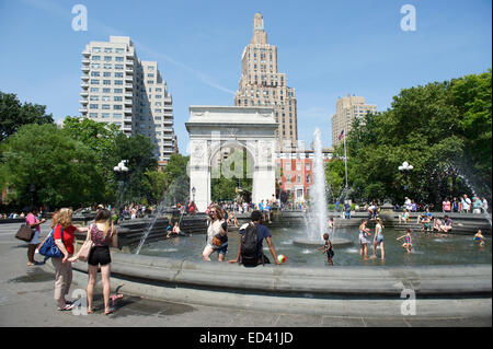 NEW YORK CITY, USA - Juni 2014: Menschen versammeln sich am Brunnen im Washington Square Park an einem hellen Sommernachmittag. Stockfoto