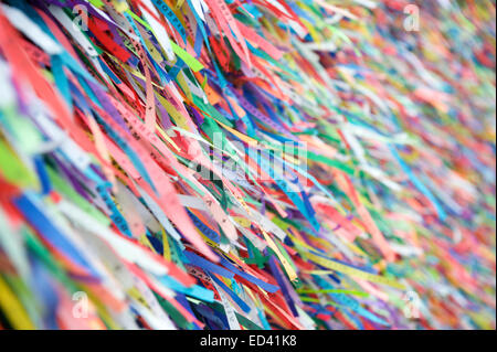 Wind weht Wand der Wunsch Bänder aus der berühmten Igreja Nosso Senhor Bonfim da Bahia Kirche in Salvador Bahia Brasilien Stockfoto