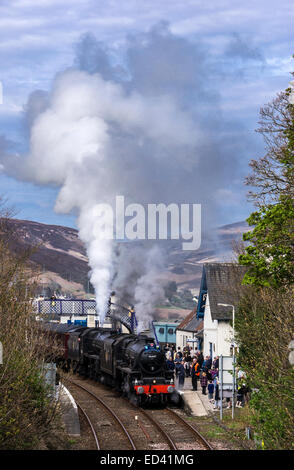 Der Great Britain IV doppelte-Header Dampfzug mit Schwarz fünf Motoren 45407 und 44871 von Helmsdale Schottland abfahrbereit Stockfoto