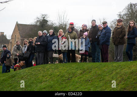 Oakham, UK. 26. Dezember 2014. Das war eine gute Wahlbeteiligung der Zuschauer und montierte Anhänger der traditionellen Cottesmore Jagd Boxing Day treffen in Cutts schließen, Oakham, Rutland, England Credit: Jim Harrison/Alamy Live News Stockfoto