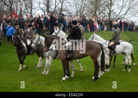 Oakham, UK. 26. Dezember 2014. Das war eine gute Wahlbeteiligung der Zuschauer und montierte Anhänger der traditionellen Cottesmore Jagd Boxing Day treffen in Cutts schließen, Oakham, Rutland, England Credit: Jim Harrison/Alamy Live News Stockfoto