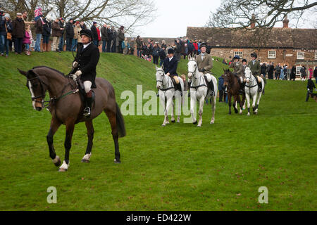 Oakham, UK. 26. Dezember 2014. Das war eine gute Wahlbeteiligung der Zuschauer und montierte Anhänger der traditionellen Cottesmore Jagd Boxing Day treffen in Cutts schließen, Oakham, Rutland, England Credit: Jim Harrison/Alamy Live News Stockfoto