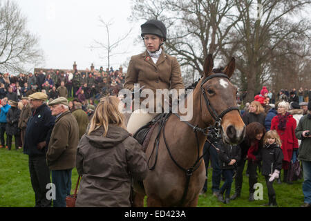 Oakham, UK. 26. Dezember 2014. Das war eine gute Wahlbeteiligung der Zuschauer und montierte Anhänger der traditionellen Cottesmore Jagd Boxing Day treffen in Cutts schließen, Oakham, Rutland, England Credit: Jim Harrison/Alamy Live News Stockfoto