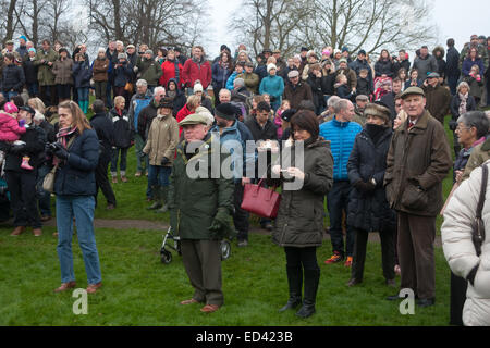 Oakham, UK. 26. Dezember 2014. Das war eine gute Wahlbeteiligung der Zuschauer und montierte Anhänger der traditionellen Cottesmore Jagd Boxing Day treffen in Cutts schließen, Oakham, Rutland, England Credit: Jim Harrison/Alamy Live News Stockfoto