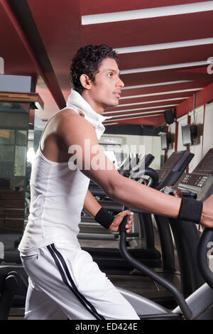 1 indischer Mann Sporthalle Lauffläche Mühle laufen Stockfoto