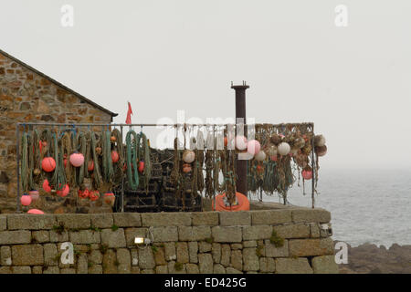 Ausrüstung für die Fischerei hängen Schiene Sennen Cove, Cornwall, England Stockfoto