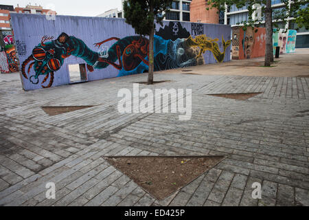 Street-Art in Barcelona, Katalonien, Spanien. Wandbilder auf Betonwand. Stockfoto