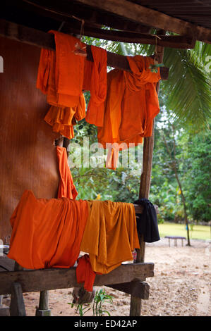 Orangen und Safran Roben buddhistischer Mönche hängen hölzerne Tempelportal Stockfoto