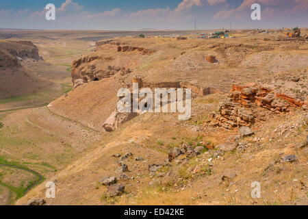 Die trockene Halbwüste Westgrenze von Ani ruiniert eine Fernbedienung mittelalterlichen armenischen türkische Stadt, Nordost-Türkei Stockfoto