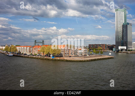 Rotterdam in Holland, Niederlande. Wohnung-Reihenhäuser und Eigentumswohnungen auf einer Flussinsel. Stockfoto