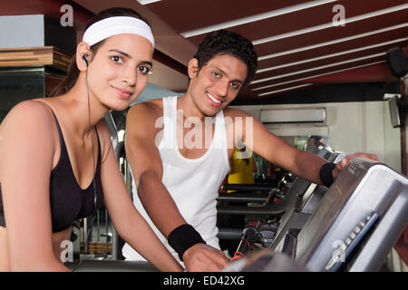 indische Sport Trainer und Lady Lauffläche Mühle laufen Stockfoto