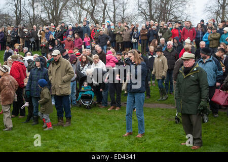 Oakham, UK. 26. Dezember 2014. Das war eine gute Wahlbeteiligung der Zuschauer und montierte Anhänger der traditionellen Cottesmore Jagd Boxing Day treffen in Cutts schließen, Oakham, Rutland, England Credit: Jim Harrison/Alamy Live News Stockfoto