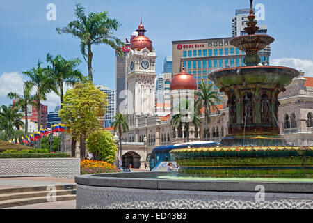 Merdeka Square mit Brunnen und dem Uhrturm des Sultan Abdul Samad Gebäude in der Stadt Kuala Lumpur, Malaysia Stockfoto