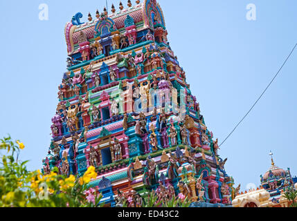 Sri Murugan Tempel am Jalan Meriam mit seiner reich verzierten und bunten Gopuram in der Stadt von Muar, Johor, Malaysia Stockfoto