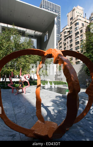 MOMA-Garten. Installationsansicht der Ausstellung Skulptur in Farbe (18. Mai 00 11, 2010), mit drei 2006 Po Stockfoto