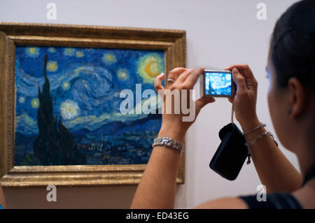 Aufnahmen bei "Starry Night" von Van Gogh im Museum of Modern Art (MOMA). Der Sternenhimmel ist ein Öl auf Leinwand Farbe Stockfoto