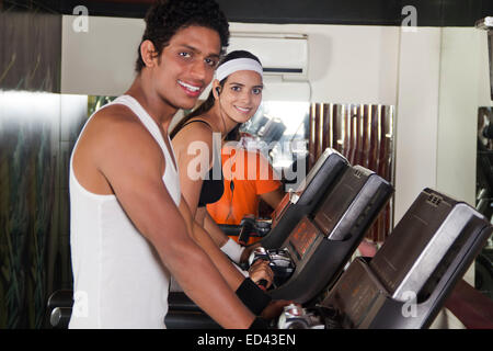 2 indische Sport Boy und Dame Lauffläche Mühle laufen Stockfoto