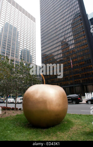 Lalanne und Skulpturenpark (Avenue). Eine Darstellung der "Pomme de New York" an der Park Avenue. Die elegante, skurrile und manchmal Hau Stockfoto