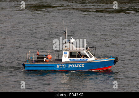 New York City Polizeiboot. New York City Polizeiboot patrouilliert in den Hudson River. Polizei Wasserfahrzeug. Polizei Wasserfahrzeuge sind Boote oder andere Schiffe, die von Polizeibehörden verwendet werden, um die Gewässer zu patrouillieren. Sie werden in der Regel eingesetzt, auf den großen Flüssen, in geschlossenen Häfen in der Nähe von Städten oder an Orten, wo eine stärkere Präsenz als durch den Hafenmeister oder Küstenwache benötigt wird. Polizei-Boote haben manchmal Hochleistungs-Motoren um aufzuholen mit Flucht Flüchtlinge auf dem Wasser. Sie haben seit Beginn des 20. Jahrhunderts eingesetzt. Stockfoto