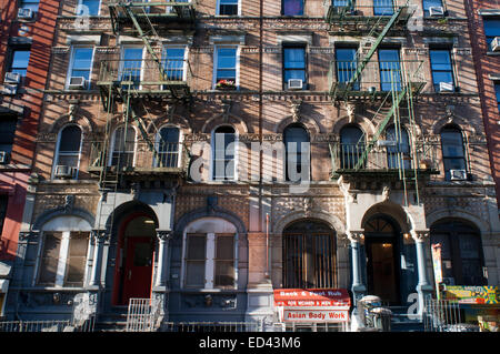 East Village, Feuer Alphabet City Notfall okay Scape. New York. Alphabet City Apartments.  Haus mit Feuer Schritte in Manhattan Stockfoto