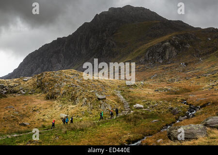 Fuß auf dem richtigen Weg zu Llyn Idwal bei regnerischen Bedingungen, Ogwen Valley, North Wales, UK Stockfoto