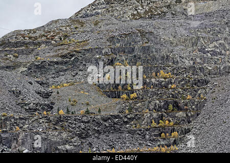 Bergematerial und Bänken aus Abfall Stein im Penrhyn Schiefer-Steinbruch, Bethesda, North Wales, UK Stockfoto