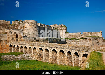 Die steinerne Brücke, die den Graben überquert und führt zu den venezianischen Burg von Methoni, Messinia, Peloponnes, Griechenland Stockfoto