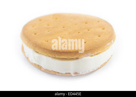 Vanille und Cookie Eis-Sandwich-Bar auf weißem Hintergrund. Stockfoto