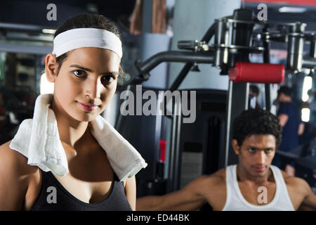 2 Indian Sport Freunde, Fitness-Studio trainieren Stockfoto