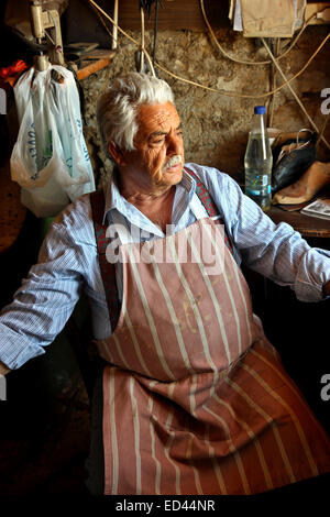 Herr Lefteris Karapatis von bietet Village, einem der letzten traditionellen Schuhmacher von Naxos, Kykladen, Griechenland. Stockfoto