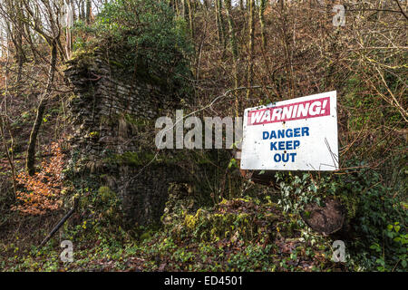 Gefahr halten, Warnschild am verfallenen Gebäude an Wasserfällen gehen, Pontneddfechan, Wales, UK Stockfoto