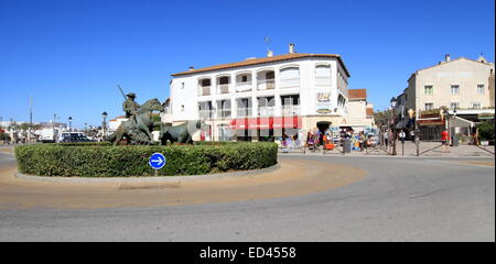 Statue einer typischen Guardian und Bull Statue an einem Kreisverkehr im Zentrum von Saintes-Maries-de-la-Mer Dorf, Camargue, Frankreich Stockfoto