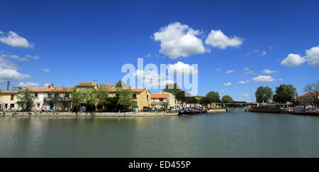 Kanal mit Booten und Häuser vom schönen Wetter in Aigues-Mortes, Camargue, Frankreich Stockfoto