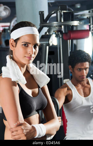 2 Indian Sport Freunde, Fitness-Studio trainieren Stockfoto