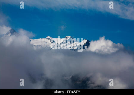 Wolken und Nebel wirbeln um den Gipfel des The Kitzsteinhorn Hohe Tauern Nationalpark Kaprun Pinzgau Salzburgerland Österreich Stockfoto