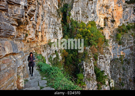 Der atemberaubende Pfad, schwebt über einer Klippe von Hunderten von Metern über dem Vikos-Schlucht, in der Nähe von Agia Paraskevi Kloster Zagori. Stockfoto