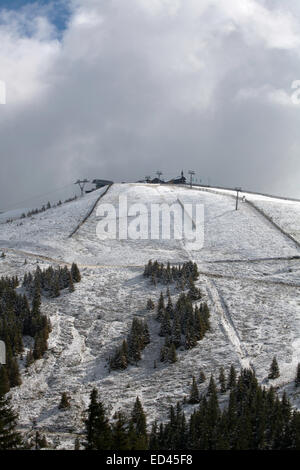 Wolke, Nebel und Schnee auf der Schmittenhöhe & umliegenden Bergen oberhalb von Zell am sehen Salzburgerland Österreich Stockfoto