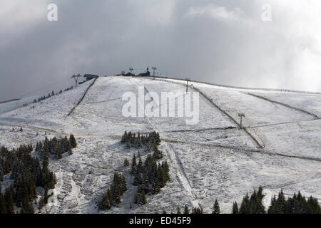 Wolke, Nebel und Schnee auf der Schmittenhöhe & umliegenden Bergen oberhalb von Zell am sehen Salzburgerland Österreich Stockfoto