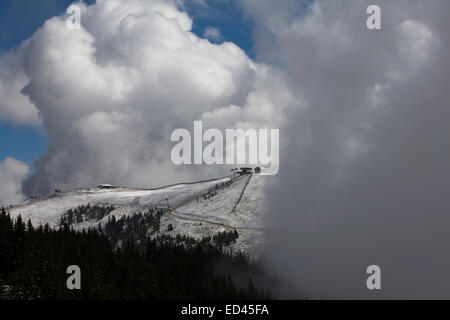 Wolke, Nebel und Schnee auf der Schmittenhöhe & umliegenden Bergen oberhalb von Zell am sehen Salzburgerland Österreich Stockfoto